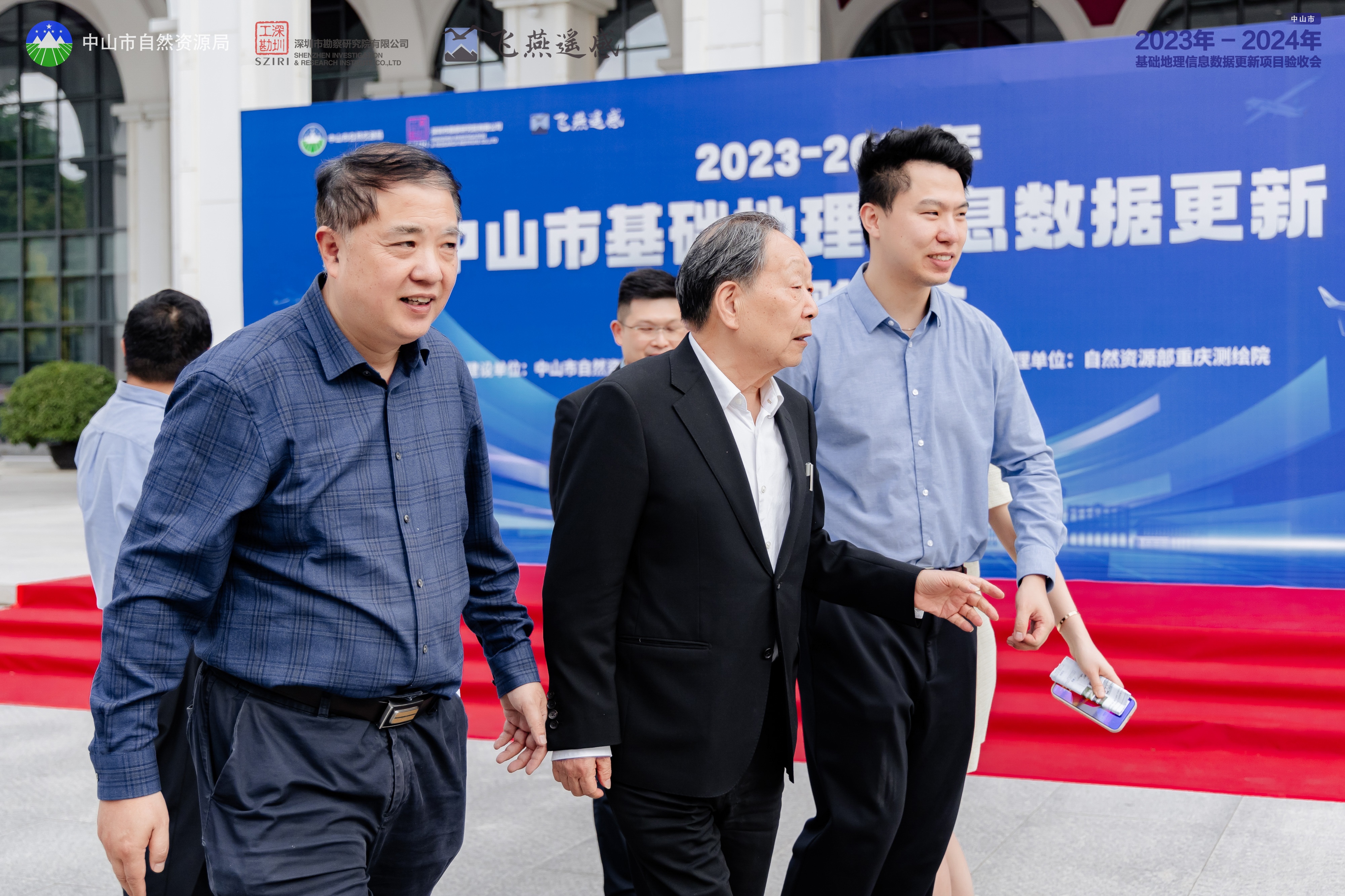 兩院院士李德仁與飛燕董事長交流合影